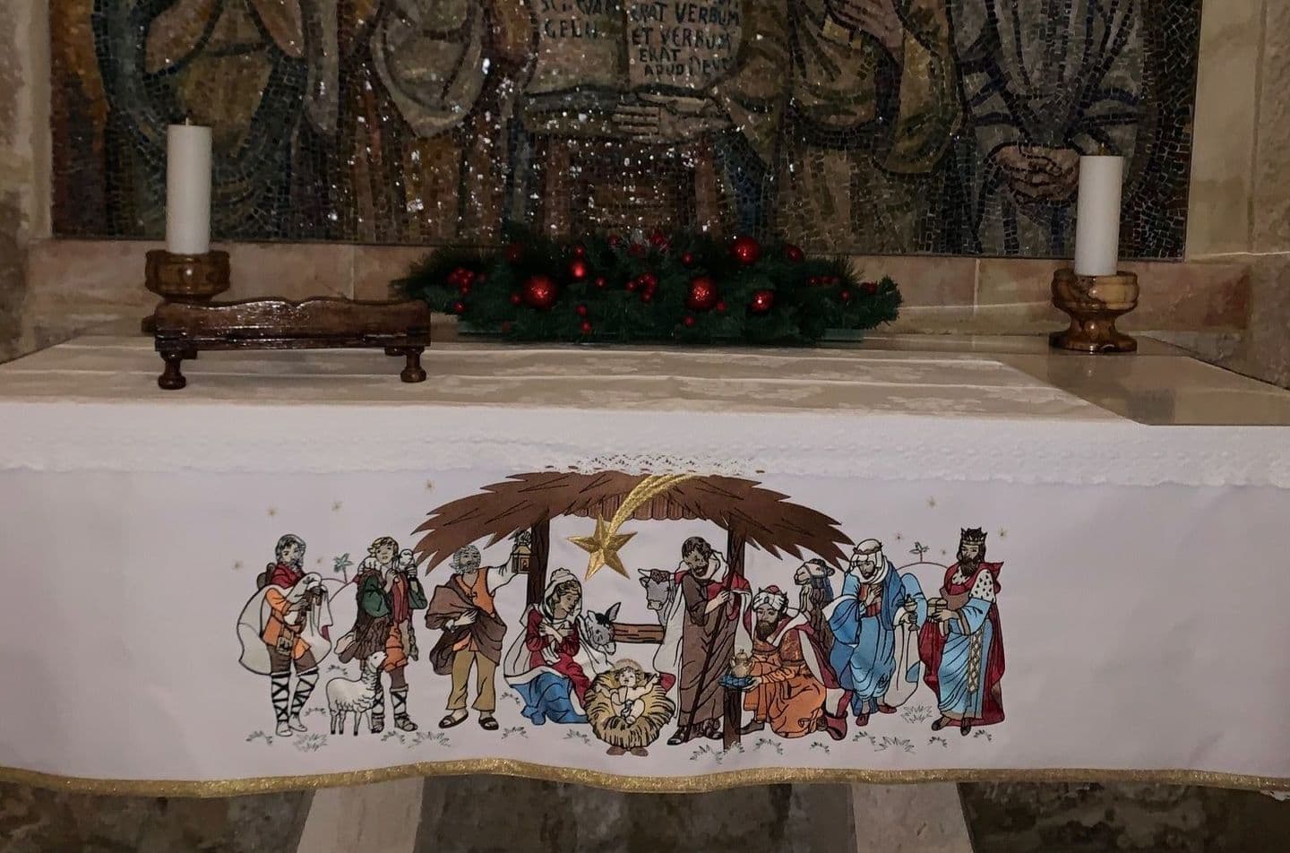 クリスマス時の聖カタリナ教会内の祭壇